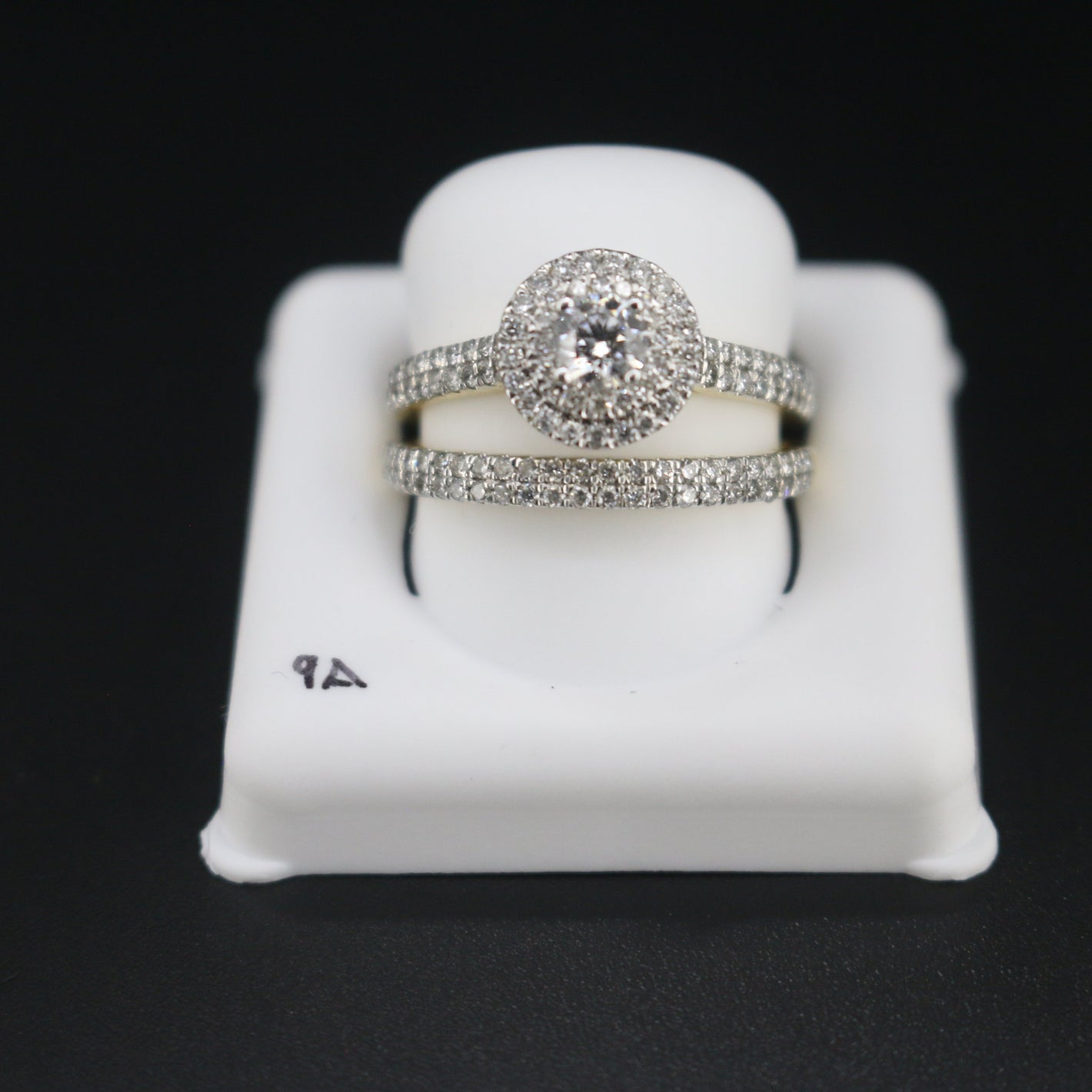 WOMEN'S DIAMOND RINGS A9